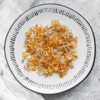 Frizzled shallots on a plate