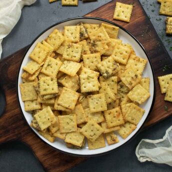 Dill Pickle Saltines on a plate.