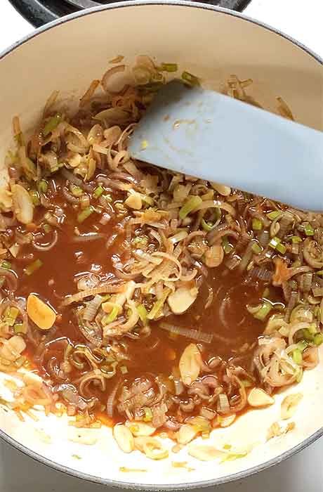 Deglazing the pot with red wine.