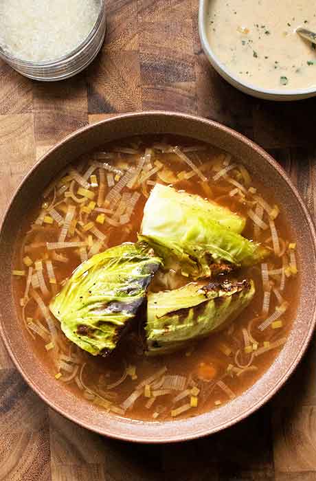 Assembling the bowls: arrange cabbage in the broth in a bowl.